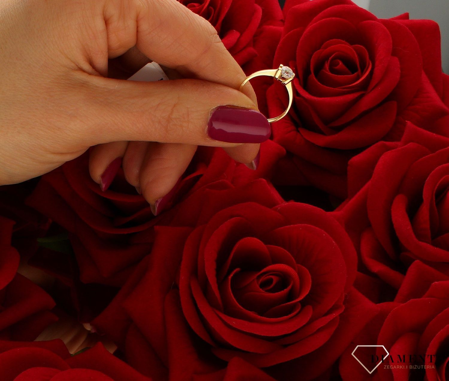 Złoty pierścionek 585 z wystającą cyrkonią zaręczynowy PI 5078.  Złoty pierścionek prosty ozdobiony wystającą cyrkonią. Piękny pierścionek wykonany z wysokiej jakości złota próby 585. Ponadczasowy wzór , pierścionek na preze (4).jpg